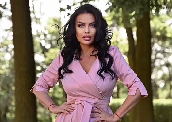 Модель в розовом платье DANA Collection на улице