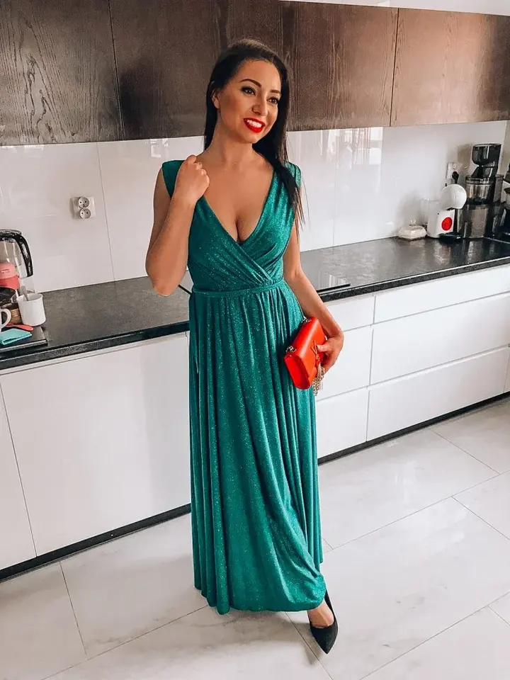 Модель в длинном зелёном платье DANA Collection